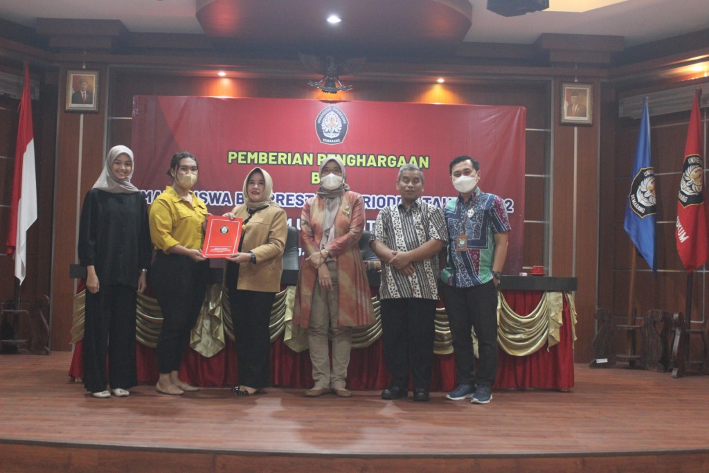 Pemberian penghargaan kepada mahasiswa